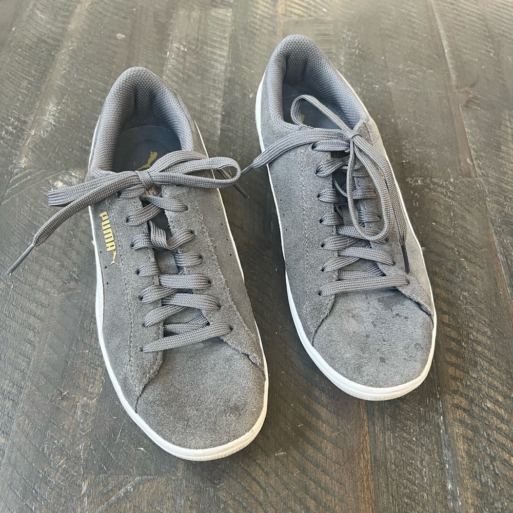 PUMA Vikky Women's Size 8 White/Gray Suede Low Top Lace Up Soft Foam  Sneaker
